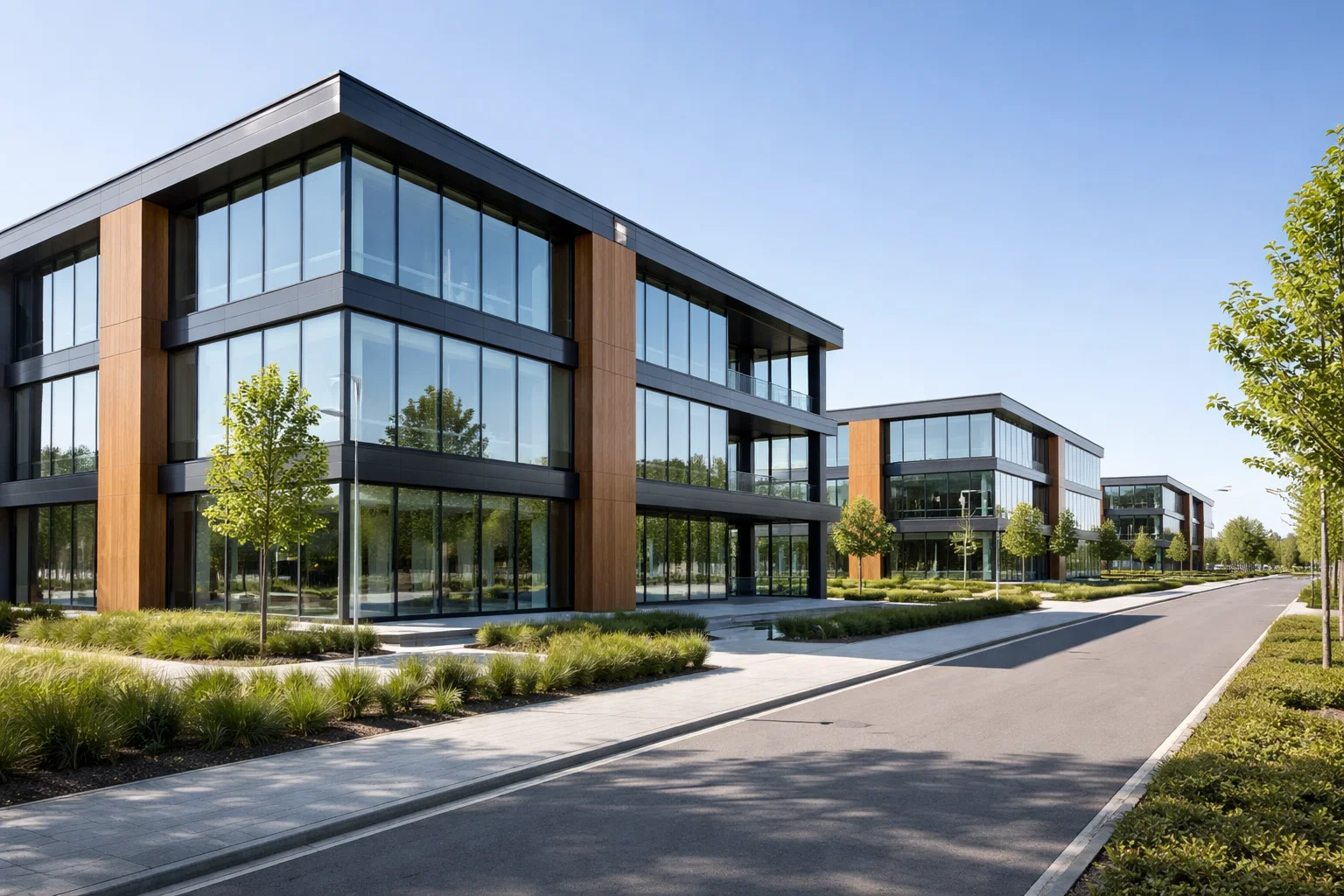 Modern businesscenter in een Nederlandse zakelijke zone, zonder mensen.